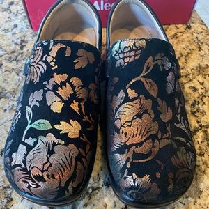 Alegria Clogs Size 39